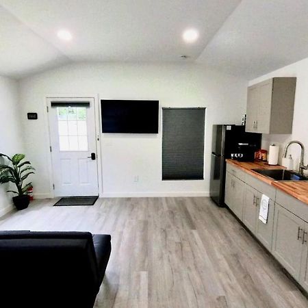 All Modern Studio With Private Entry & Parking. Brandon Exterior photo