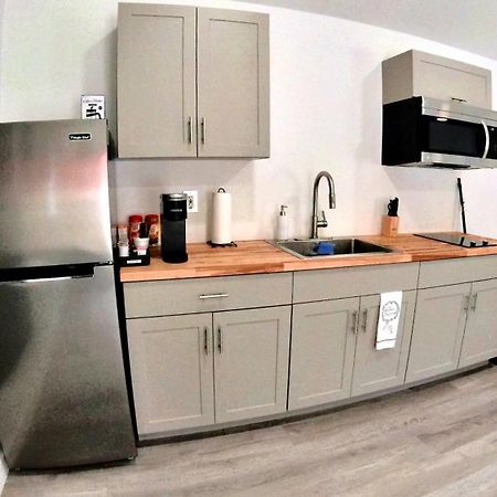 All Modern Studio With Private Entry & Parking. Brandon Exterior photo