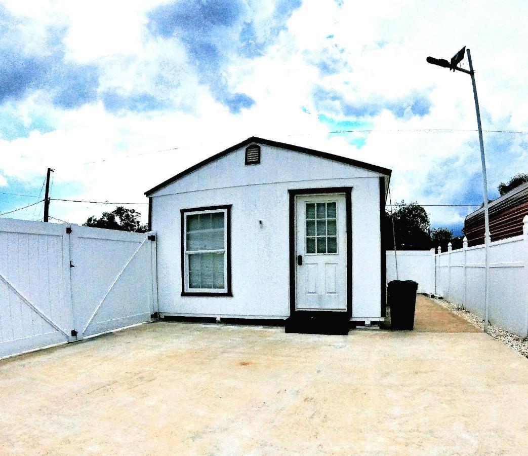 All Modern Studio With Private Entry & Parking. Brandon Exterior photo