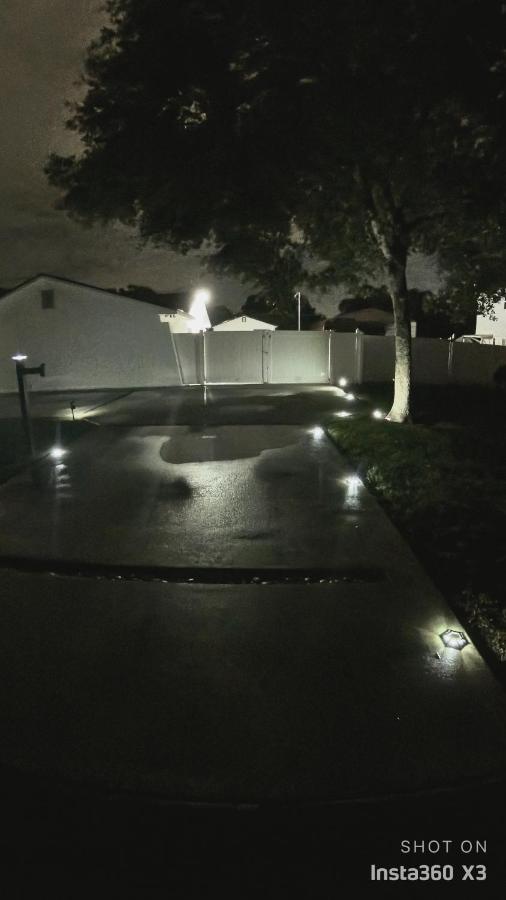 All Modern Studio With Private Entry & Parking. Brandon Exterior photo
